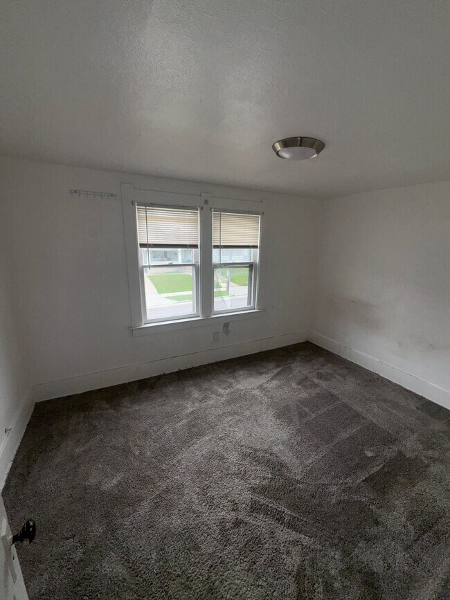 Building Photo - 2127 Elliott Ave