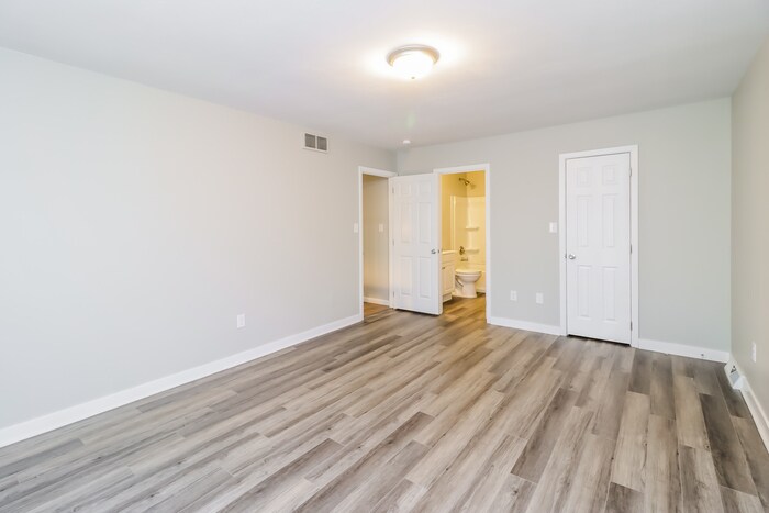 Building Photo - 3841 Hollybrook Dr
