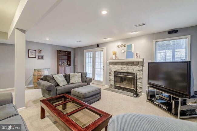Building Photo - 46830 Graham Cove Square