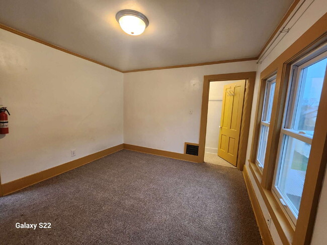 Building Photo - Upper Unit 3 bedrooms & shared garage
