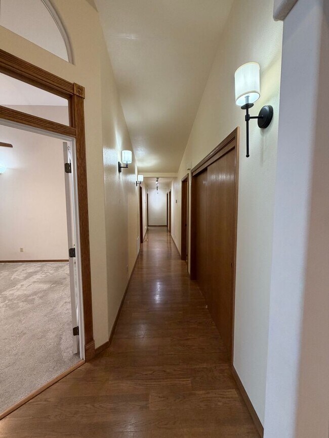 Building Photo - Beautiful Craftsman Style Rambler Must See!!