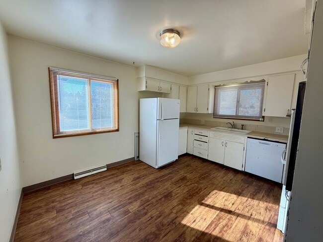 Building Photo - Quick Move In! 6 Month Lease Special! 3 bedroom, 1.5 Bath Home with attached garage in Loveland, CO