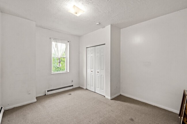 Building Photo - 2232 Woodstock Ave