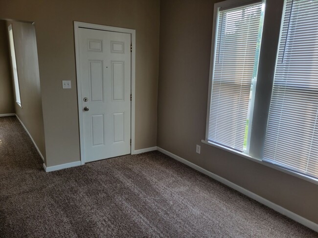 Building Photo - One Bedroom House Close to Campus!!