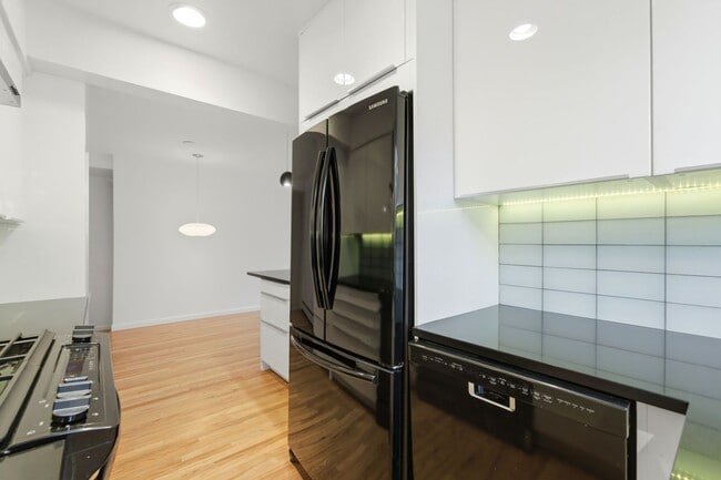 Building Photo - Beautiful 5-bed, 3.5 bath townhome steps from hiking trails and West Pearl St