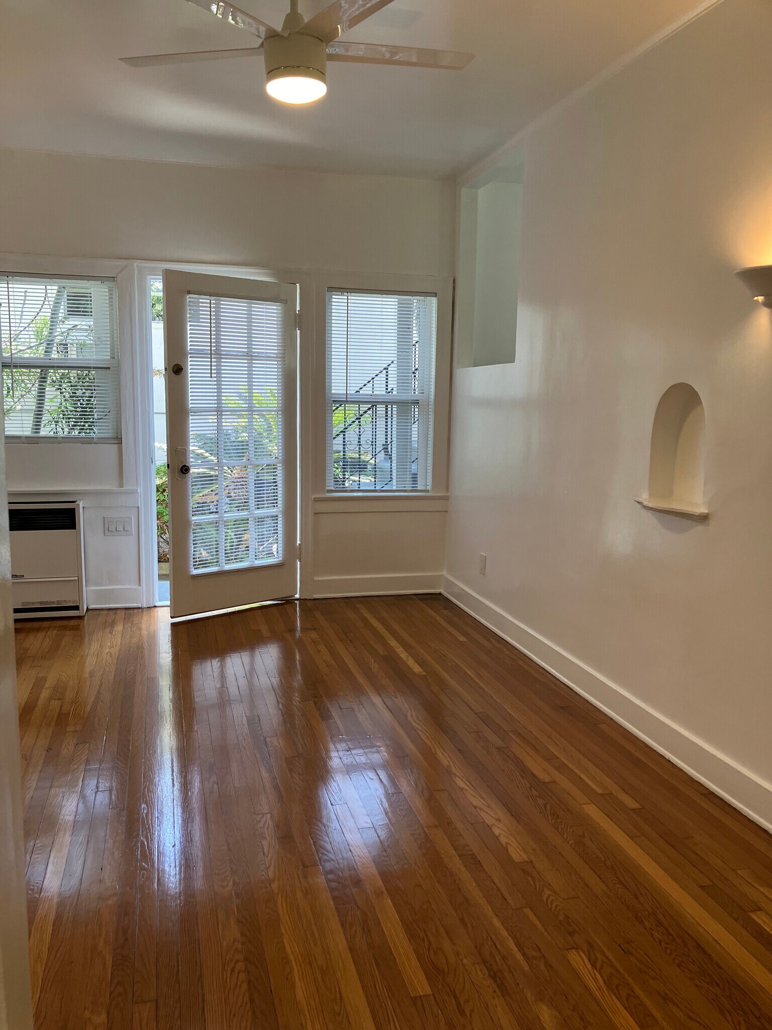 Building Photo - 2035 N Vista del Mar Ave