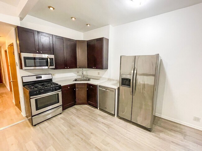 Building Photo - Fabulous Location in Wicker Park/Humboldt ...