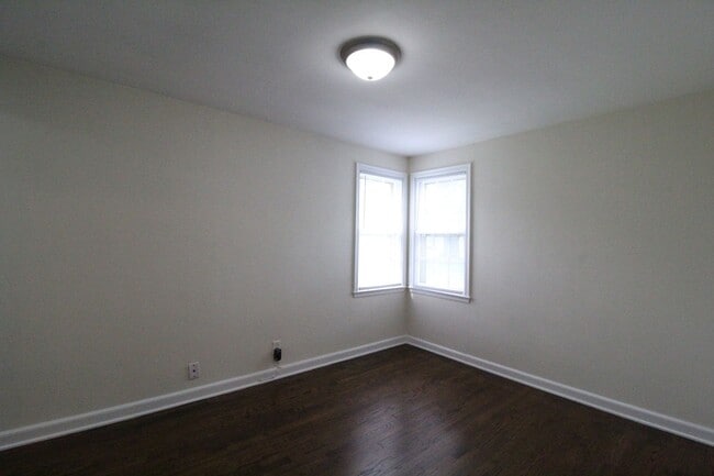 Building Photo - One Bedroom Duplex in North Kansas City
