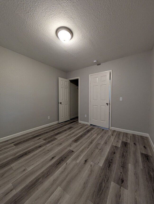 Building Photo - 2 BEDROOM APARTMENT IN DOWNTOWN LAS VEGAS