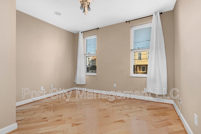 Building Photo - 341 S Macon St.