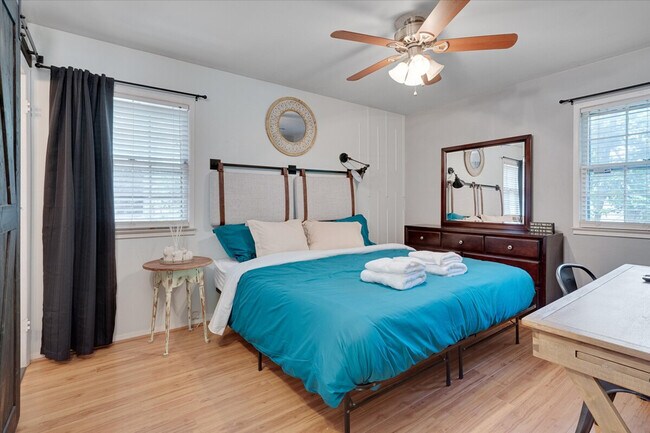 Building Photo - 409 Northclift Dr