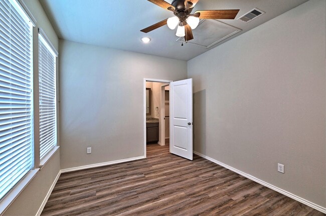 Building Photo - 11552 Persimmon St