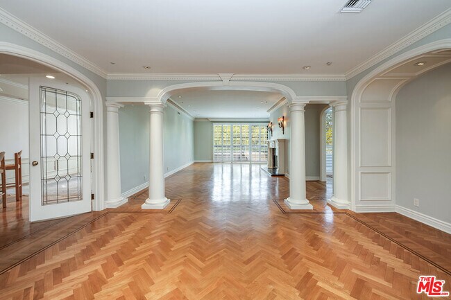 Building Photo - 450 N Maple Dr