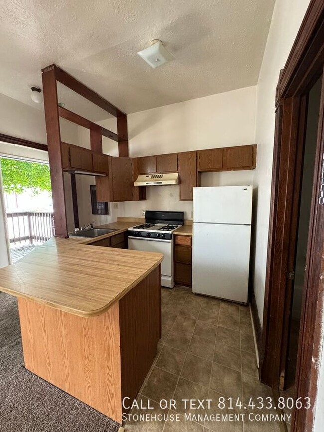 Building Photo - Beautiful Downtown Loft available!