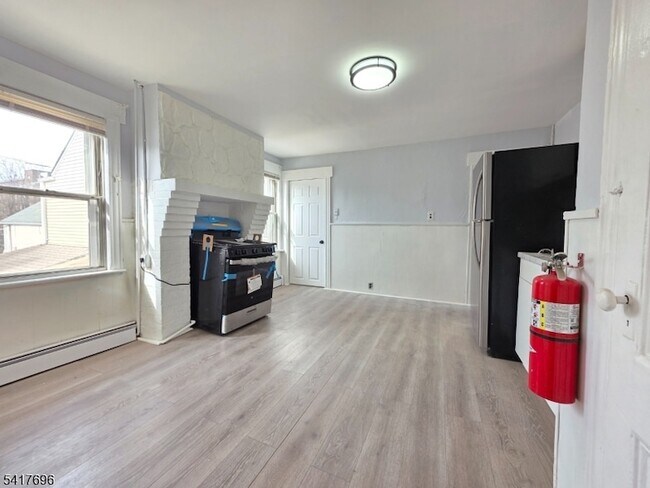 Building Photo - 8 Lincoln Ave