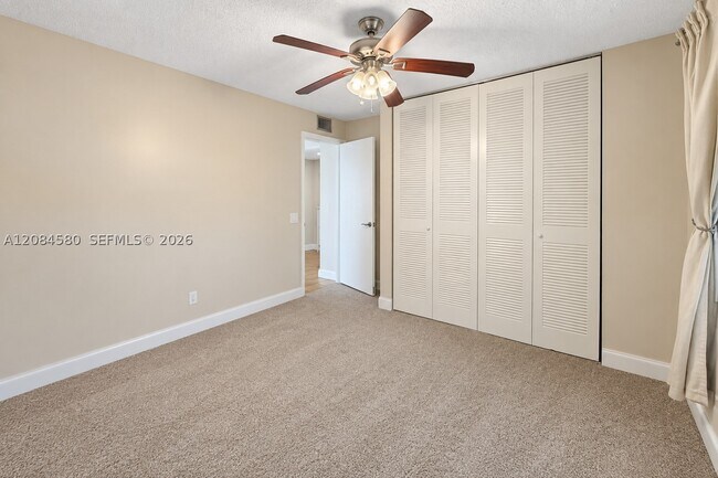 Building Photo - 1401 W Golfview Dr