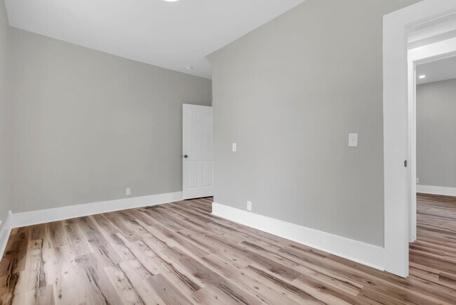 Building Photo - 613 N Detroit St