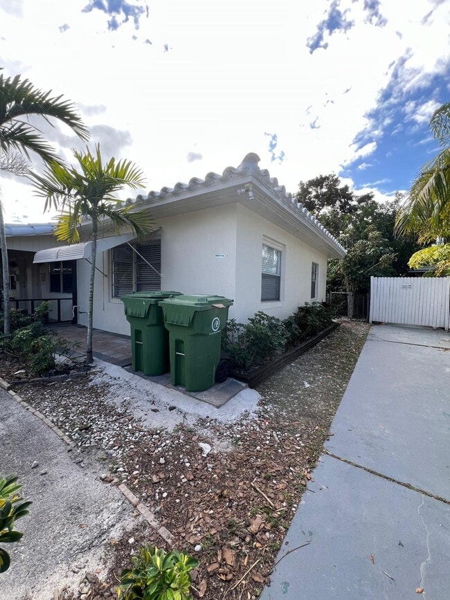 Building Photo - 1211 NE 15th Ave