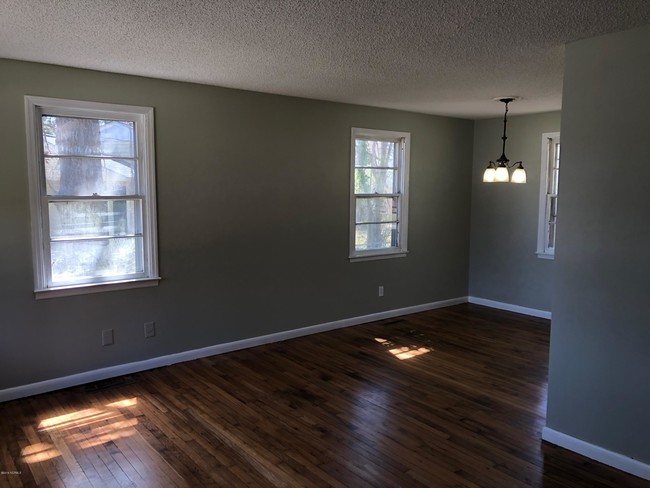 Building Photo - 503 Henderson Dr