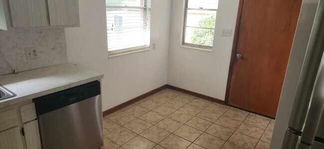 Building Photo - 800 Lake Shore Ter