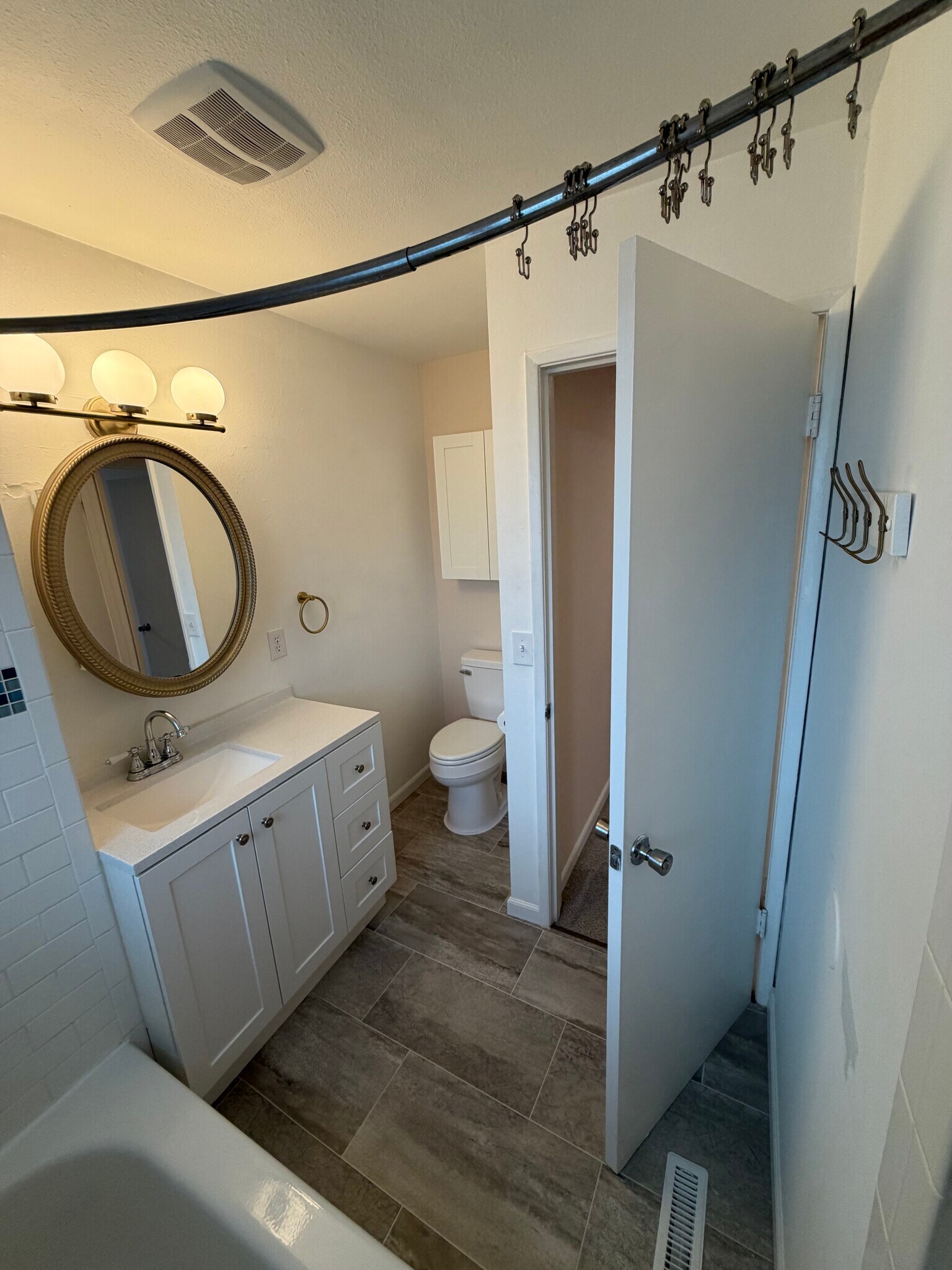 Building Photo - 2095 S Kent Des Moines Rd