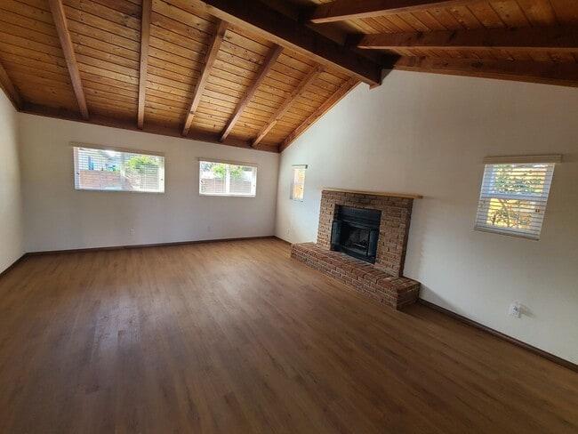 Building Photo - Spacious 4 bed 2 bath + 2 car garage & lar...