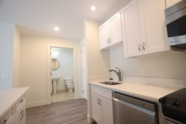 Building Photo - 24 2nd St
