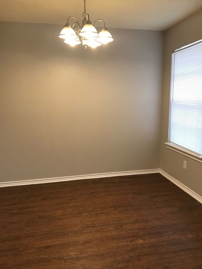 Building Photo - 1610 Sun Valley Dr
