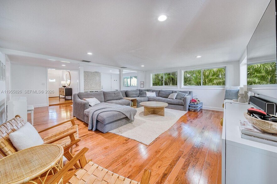 Building Photo - 3227 Riviera Dr