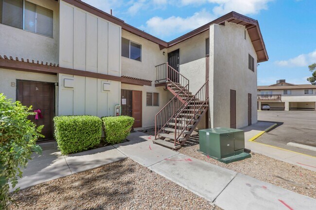 Building Photo - CUTE REMODELED TWO BEDROOM UNIT IN CENTRAL LOCATION