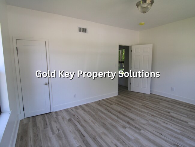 Building Photo - Nicely renovated 3 BR 1 BA House with Central Air (SECTION 8 APPROVED)