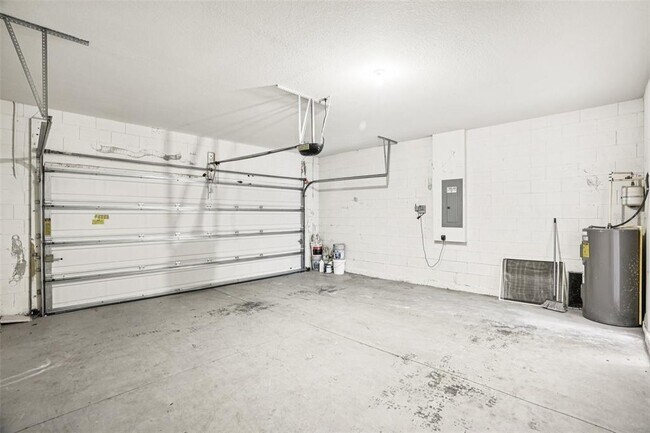 Building Photo - 1211 Canyon Oaks Dr