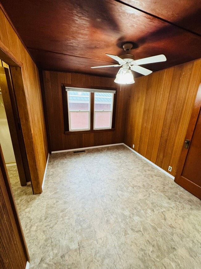 Building Photo - Cozy home 2 Bed 1 Bath