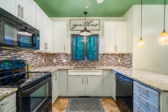 Building Photo - 305 Piney Mountain Dr