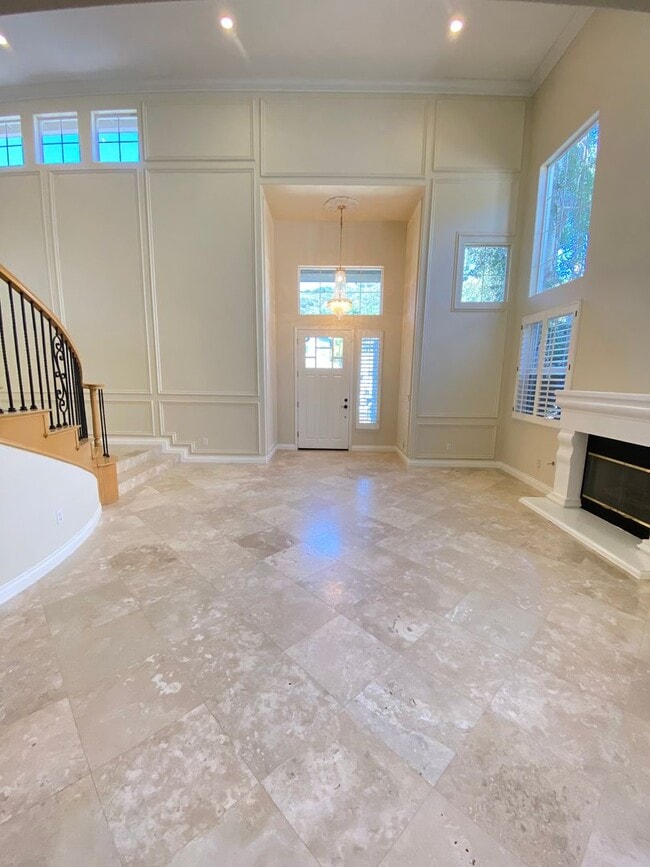 Building Photo - Beautiful 5 bedroom Newbury Park home with mountain views