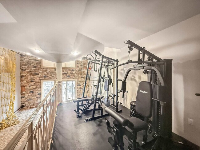 Building Photo - 602 S Front St