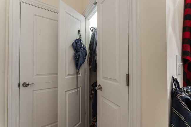 Building Photo - 3047 N Kimball Ave