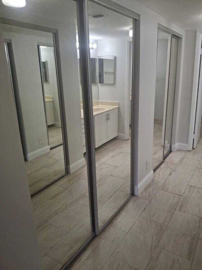 Building Photo - 9833 Westview Dr