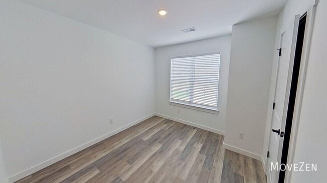 Building Photo - 275 Vanderbilt Rd