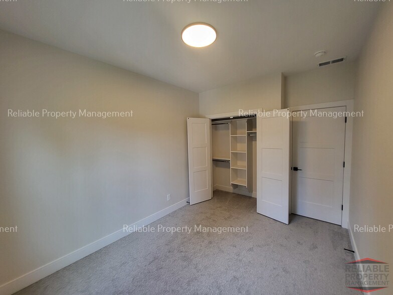 Building Photo - 487 Easy St