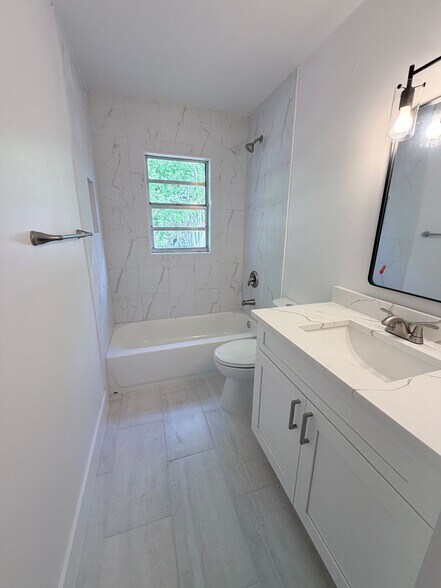 Building Photo - SECTION 8!!! 3/2 pool home with 2 BONUS ROOMS AVAILABLE 09/01/2026