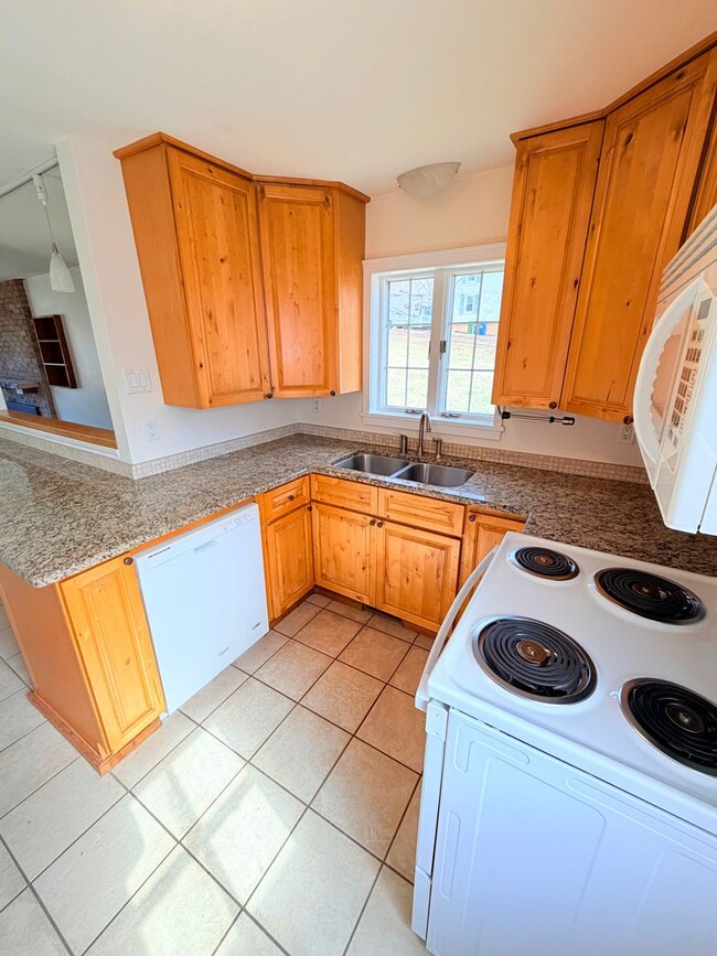 Building Photo - 3 Bed, 2 Bath Pet Friendly Downtown Asheville Location, Available Now - Lawn Care Included!