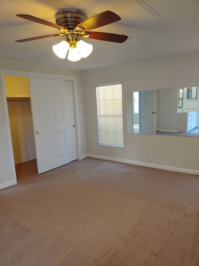 Building Photo - Move in Ready Manufactured 3/2 Home on Sou...