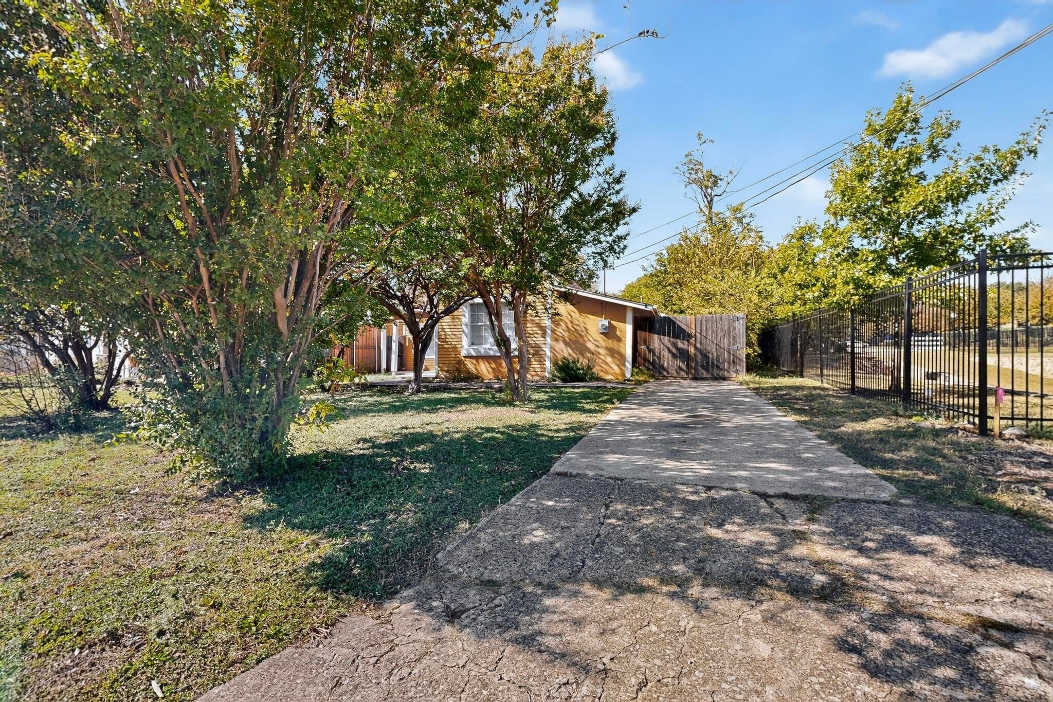 Building Photo - 5645 Santa Fe Ave