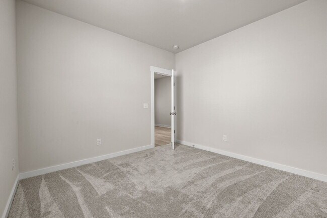 Building Photo - Spacious, Modern Ranch in Rossview!