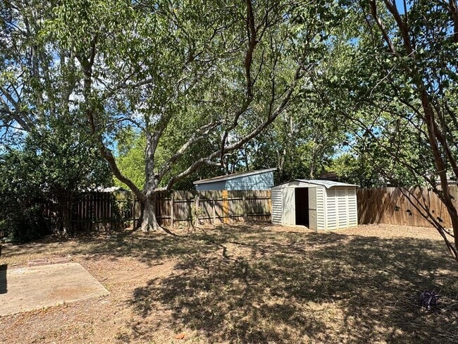 Building Photo - 5112 Meadow Creek Dr