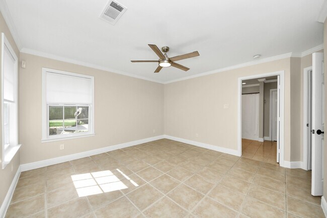Building Photo - 2215 Gardenia Dr