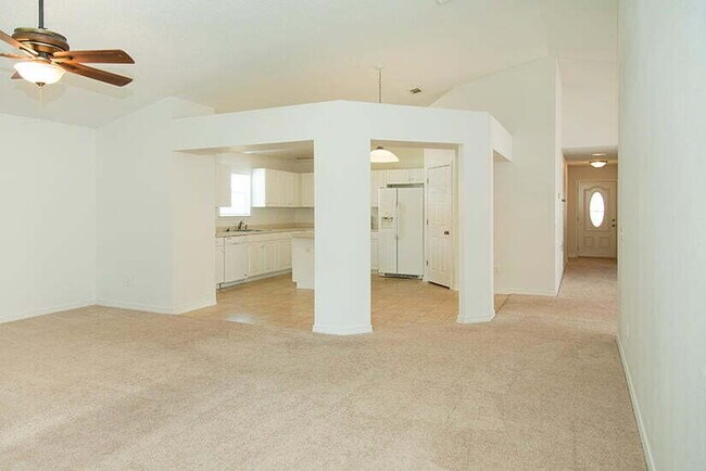 Building Photo - "Coastal Comfort Awaits: Charming 3-Bed, 2...