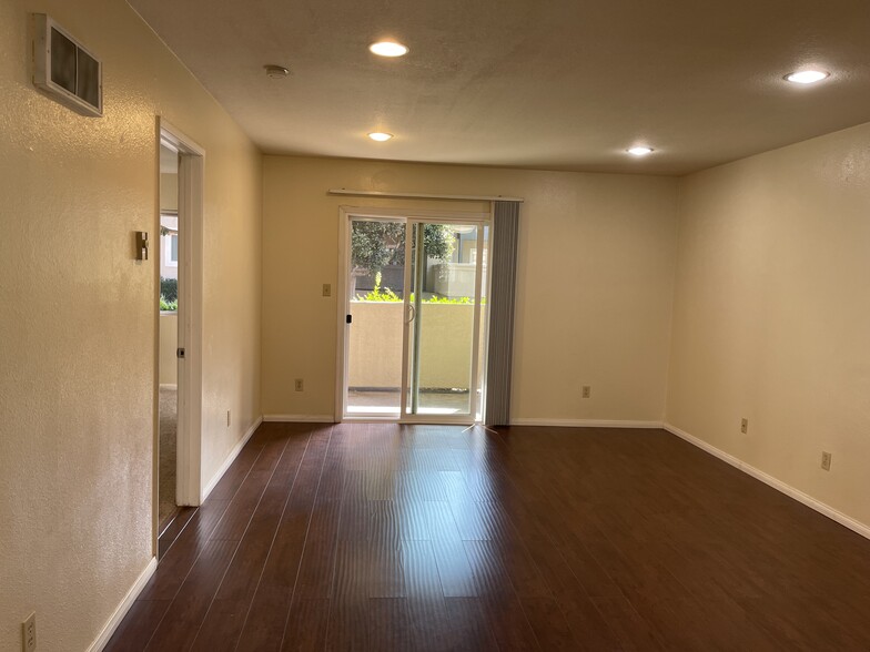 Building Photo - 7405 Charmant Dr