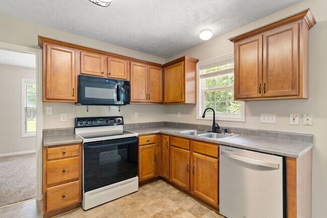 Building Photo - 3 Bedroom/2.5 Bath Home